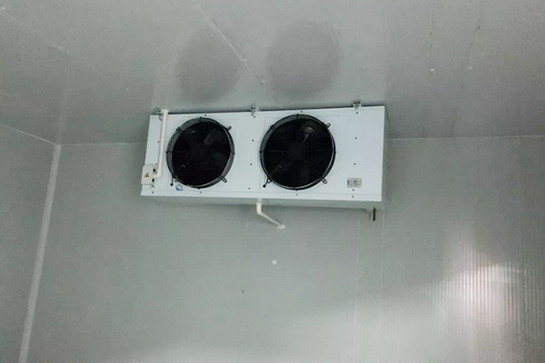 圖為中央廚房冷庫(kù)內(nèi)部冷風(fēng)機(jī)實(shí)拍圖